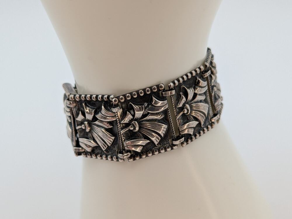 Vintage Art Deco Sterling Silver Repoussé Articulated Panel Bracelet Floral 6"